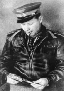Полковник Федоров с трубкой и маузером фон Берга, Август 1942 г.