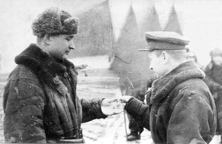 В.Т.Лисин вручает орден командиру 15-го ИАП Майору Н.В.Исакову.