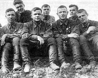 Н.Шмельков среди лётчиков 145-го ИАП, 1941 год