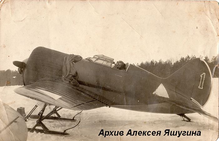 Фото Алексея Георгиевича Старикова в кабине самолёта