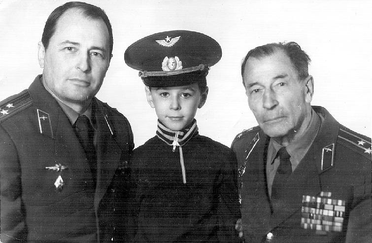 Т.Г.Вихров с сыном Виктором и внуком Константином, 1980 г.