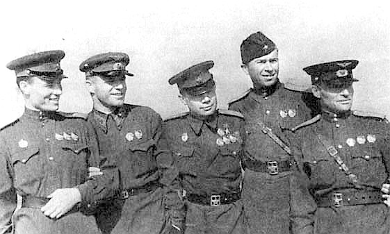 В. В. Ефремов ( в центре ) с лётчиками - инспекторами ВВС.