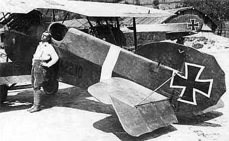 Йозеф Киш у своего самолёта