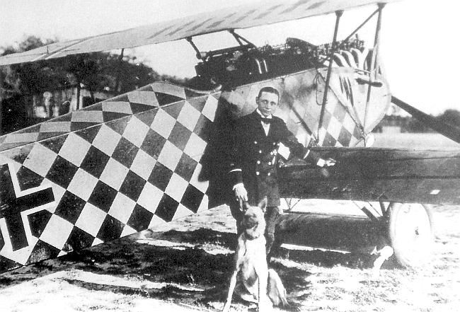 Готтхард Заксенберг у своего Fokker D.VII