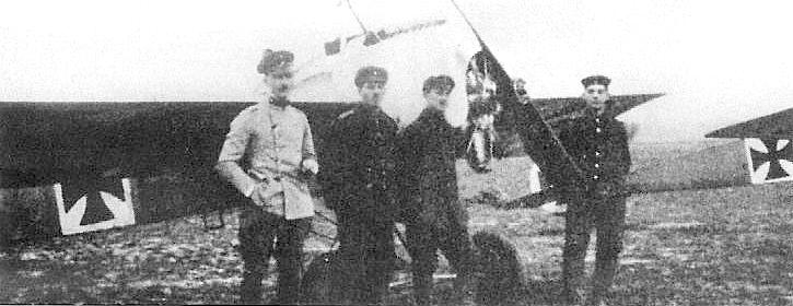 Бертольд среди пилотов KEK Vaux, 1916 г.