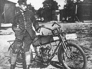 Вернер Фосс у мотоцикла