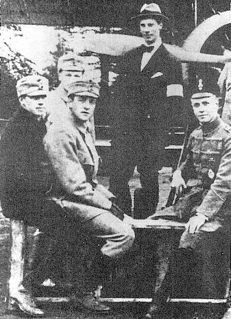 М. Сафонов ( второй слева ).