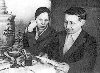 Супруги Сарсковы читают письмо Ф. Орлова.