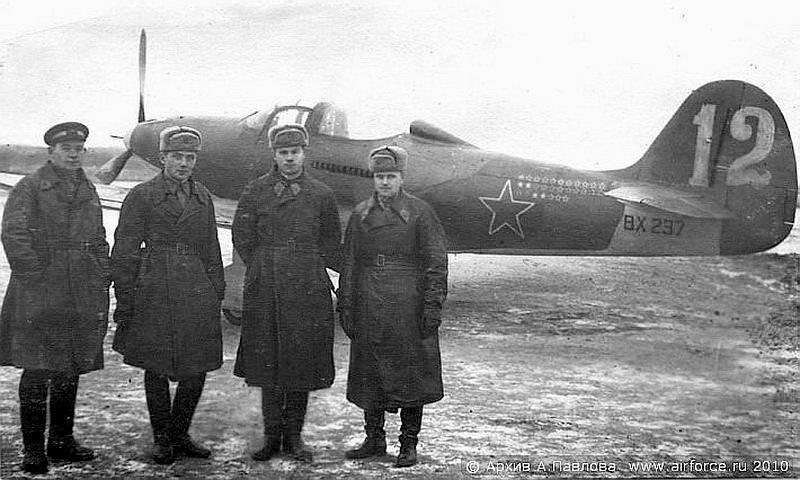 К.Ф.Фомченков у своего Р-39.