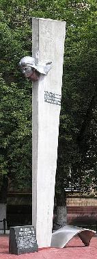 Памятник Е. В. Михайлову.
