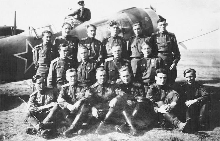 Группа лётчиков 171-го ИАП в Прибалтике.