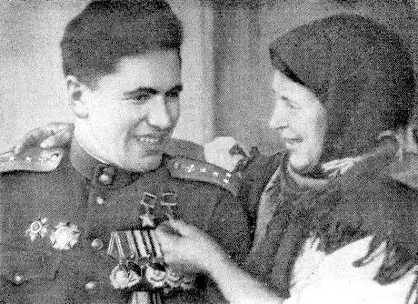 Н.М.Скоморохов c матерью, 1945 г.