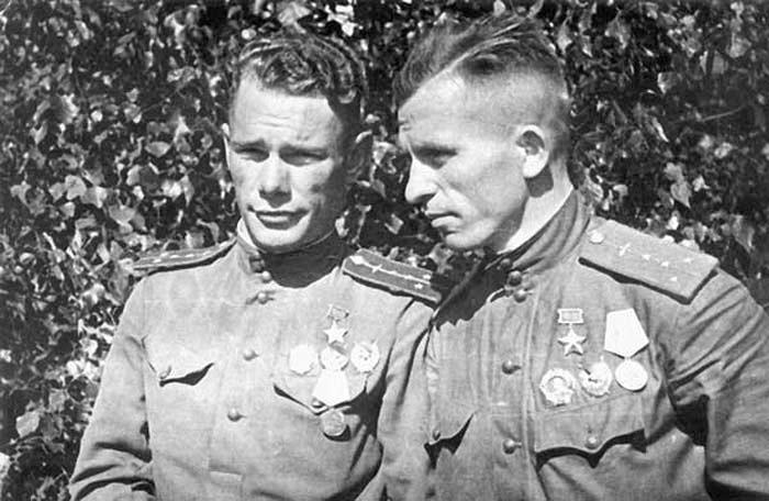 Капитаны П.Н.Белясник (справа) и Н.С.Самохвалов.