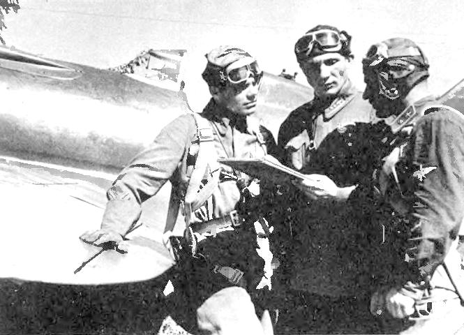 А.Чирков (в центре) с товарищами