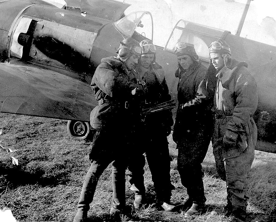 Инструктор 1-го ЗАП сержант Зелёнкин (крайний слева), осень 1942 г.