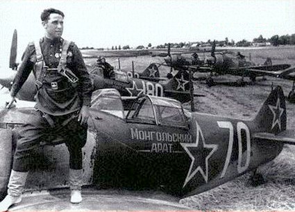 А.И.Майоров на крыле Ла-5.