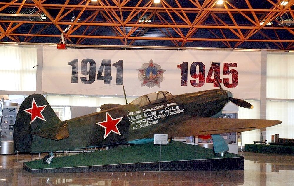 Б.Н.Ерёмин в кабине своего Як-1