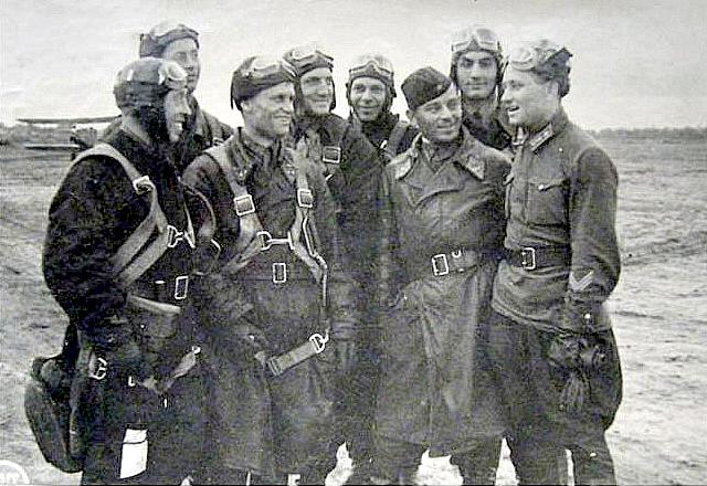 Лётчики эскадрильи Н.Свитенко. 1941 год.