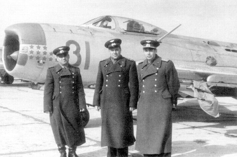 А.С.Шацкий (в центре) у самолёта МиГ-19.