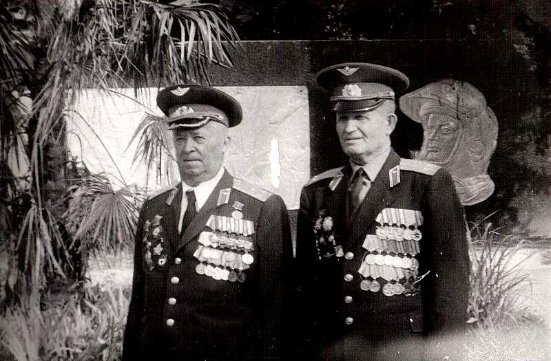 С.Н.Чирва и Г.С.Кравцов на 40-летии 283-й ИАД в Грузии, 1982 год.