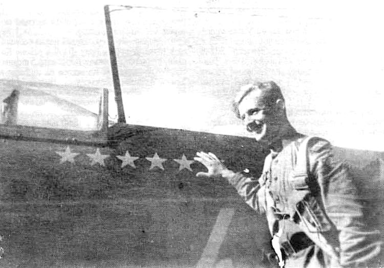 Командир 3-й АЭ 812-го ИАП лейтенант А. Машенин возле своего Як-9Т. Сентябрь 1943 г.
