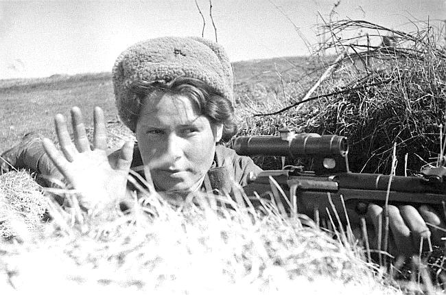 Девушка-снайпер 1-го Прибалтийского фронта. 1944 год.