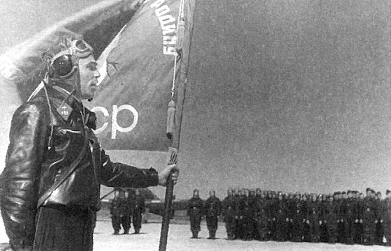 В.И.Белоусов со знаменем полка.