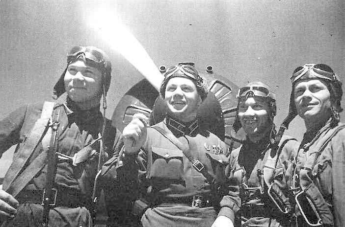 Майор В. В. Зеленцов (второй слева) с лётчиками полка.