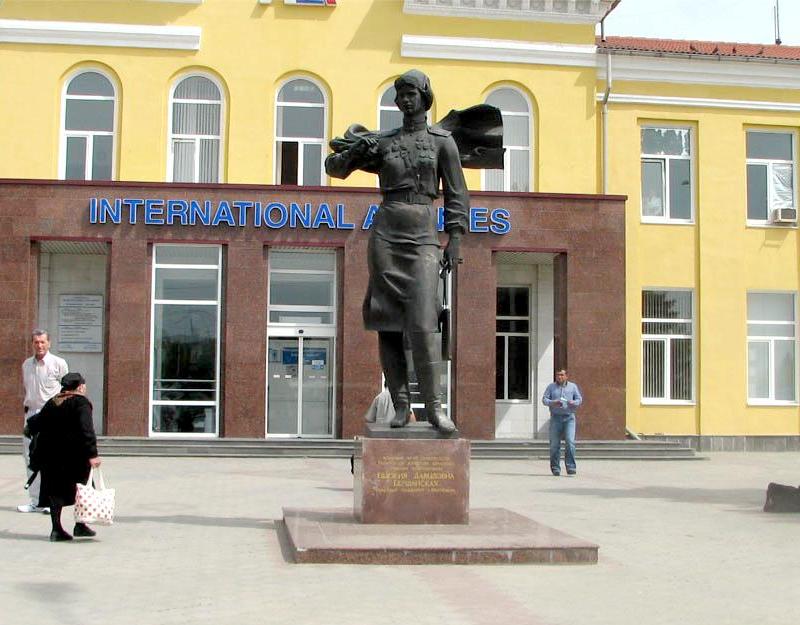 Памятник командиру 46-го Гвардейского Таманского женского авиаполка Евдокии Давыдовне Бершанской.